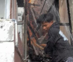 Warga ikut ladamkan api hampir terkena reruntuhan