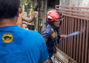 Aksi Petugas Damkar Kota Bogor Cegah Warga Jadi Korban Saat Bantu Padamkan Api
