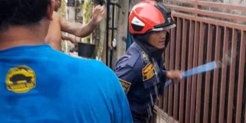 Aksi Petugas Damkar Kota Bogor Cegah Warga Jadi Korban Saat Bantu Padamkan Api