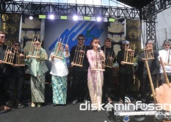 1000 Angklung Dimainkan Saat Hari Jadi Goalpara Tea Park