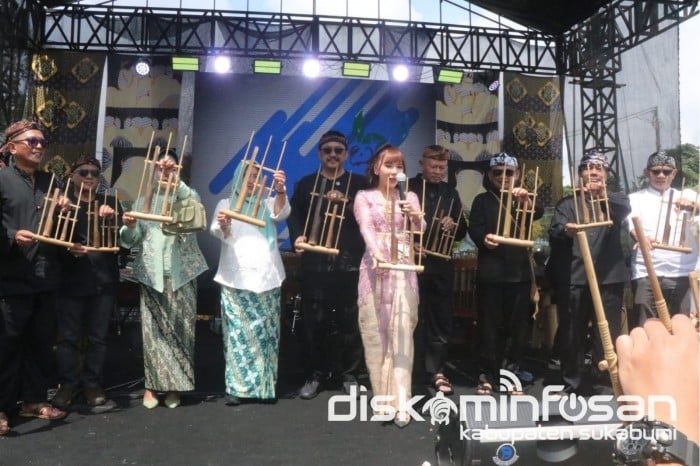 1000 Angklung Dimainkan Saat Hari Jadi Goalpara Tea Park
