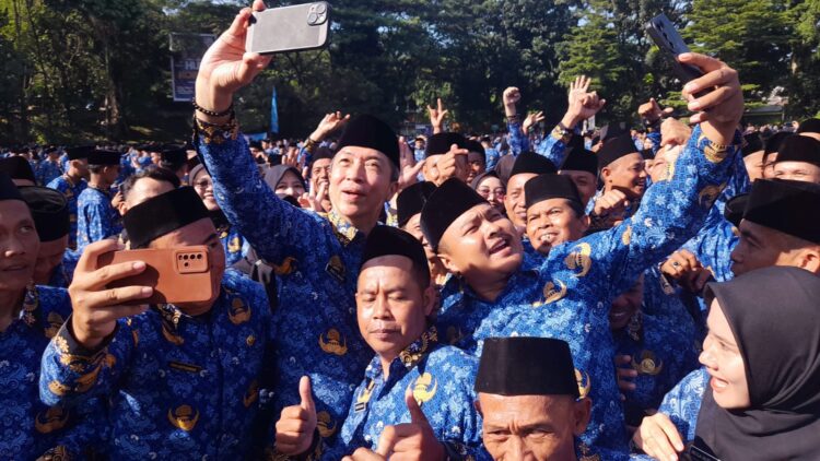 11 Tahun Jadi Penyapu Jalan, Kini Diangkat Wali Kota Bogor Jadi P3K, Kisahnya Haru