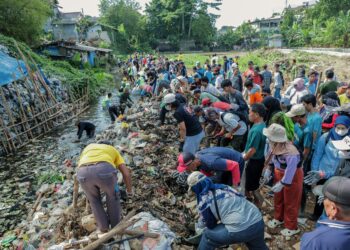 Sampah Menggunung, Jenal Mutaqin Turun Ajak Warga Bersih-bersih