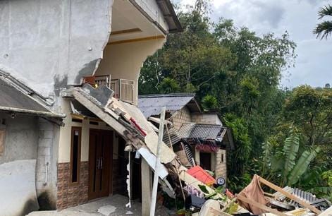 Longsor di Puncak, Rumah Bertingkat Runtuh