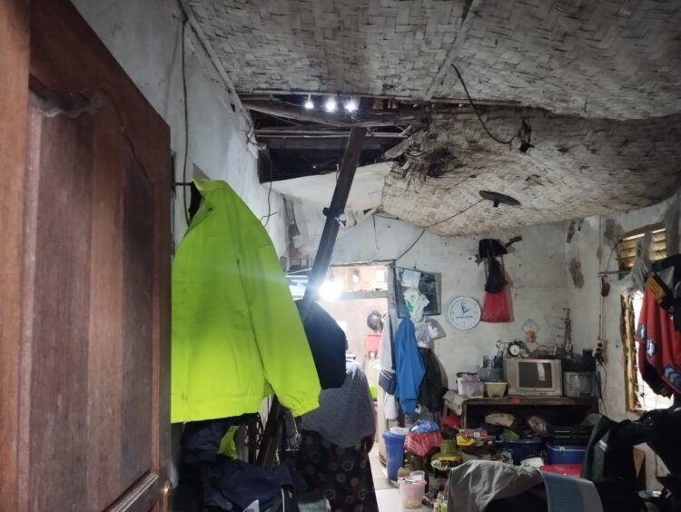 Plafon Bilik Warga Cibinong Hampir Roboh, Air Dari Perumahan Semakin Membuat Khawatir