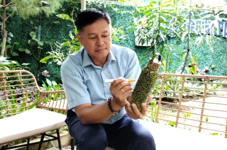 Unik! Doodle Artis Kota Bogor Kreasikan Doodle Pada Tumbler