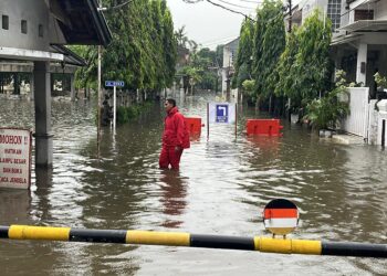 Diguyur Hujan Deras, Perumahan Jatibening Bekasi Terendam Banjir Hingga Sore Ini