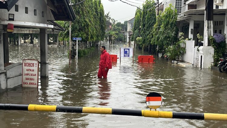 Diguyur Hujan Deras, Perumahan Jatibening Bekasi Terendam Banjir Hingga Sore Ini