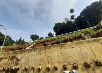 Tanah di Tebing Di Atas Underpass Batu Tulis Perlahan Terkikis Air