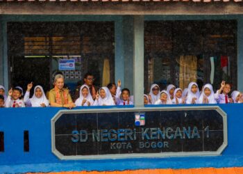 Dedie Rachim Terekam Kamera Menikmati Hujan Bersama Siswa-siswi Saat Meresmikan SDN Kencana 1