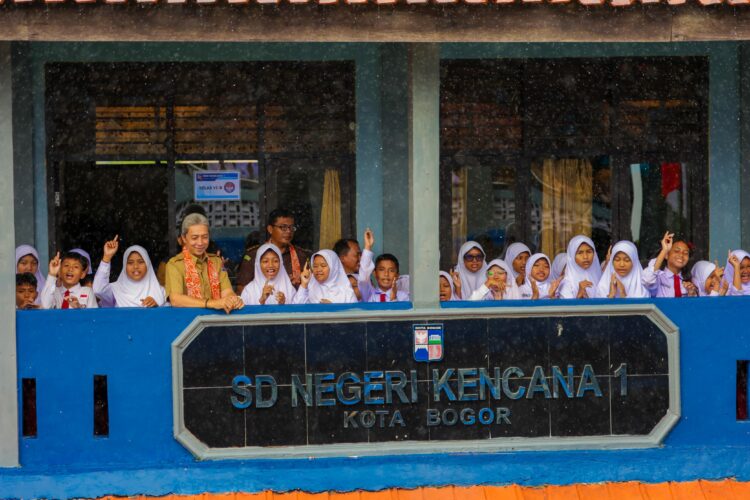 Dedie Rachim Terekam Kamera Menikmati Hujan Bersama Siswa-siswi Saat Meresmikan SDN Kencana 1
