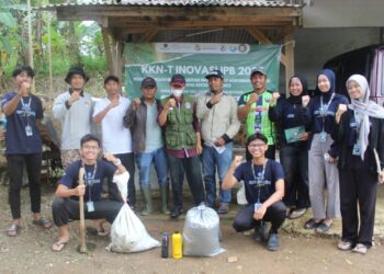Mengolah Pakan, Merawat Lingkungan, Cerita dari IPB University di Desa Karacak Ciptakan Feternak