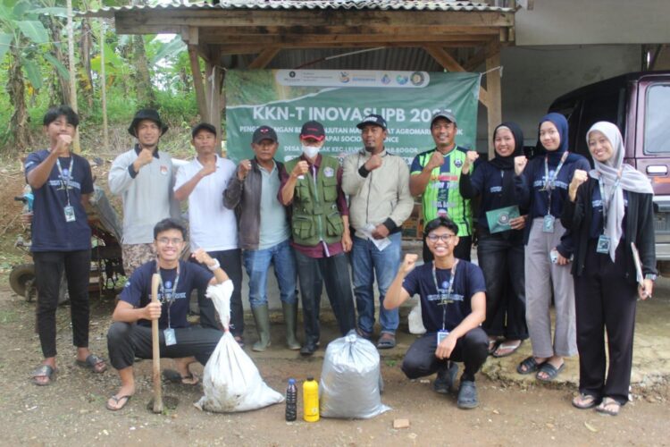 Mengolah Pakan, Merawat Lingkungan, Cerita dari IPB University di Desa Karacak Ciptakan Feternak