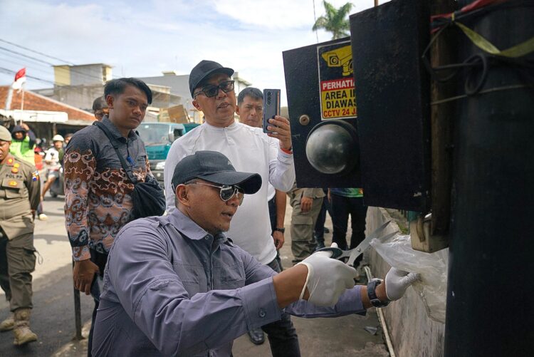 Bersih-bersih, Wakil Wali Kota Bogor Jenal Mutaqin Temukan Aliran Listrik Untuk PKL