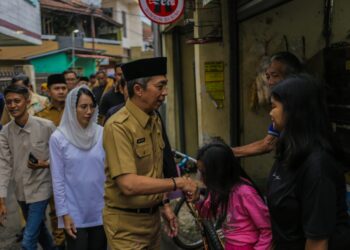 Ngabuburit di Pulo Geulis, Dedie Rachim Susuri Permukiman Padat Penduduk, Jenguk Lansia Hingga Buka Bersama di Klenteng