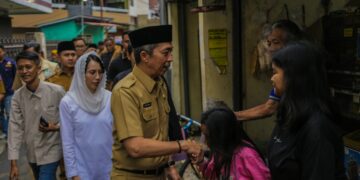 Ngabuburit di Pulo Geulis, Dedie Rachim Susuri Permukiman Padat Penduduk, Jenguk Lansia Hingga Buka Bersama di Klenteng