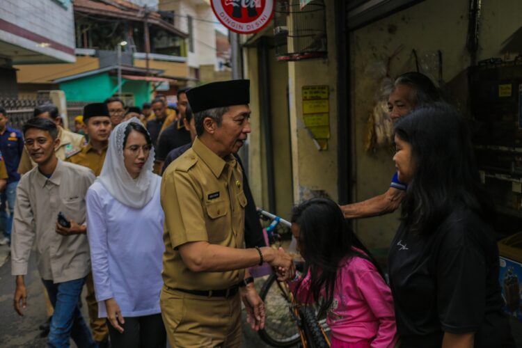 Ngabuburit di Pulo Geulis, Dedie Rachim Susuri Permukiman Padat Penduduk, Jenguk Lansia Hingga Buka Bersama di Klenteng