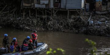 Air Mengalir Dengan Limbah, Ikan Berganti Dengan Sampah, Ciliwungku Teraniaya