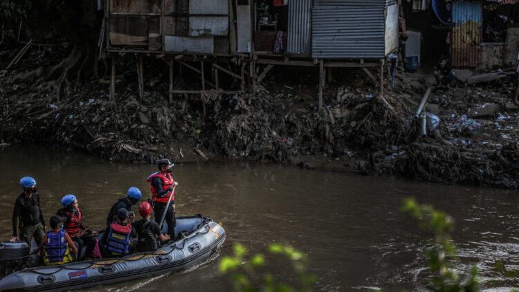 Air Mengalir Dengan Limbah, Ikan Berganti Dengan Sampah, Ciliwungku Teraniaya